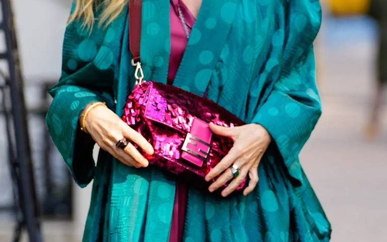 Bolsa baguette em cena de 'And Just Like That', série com Sarah Jessica Parker