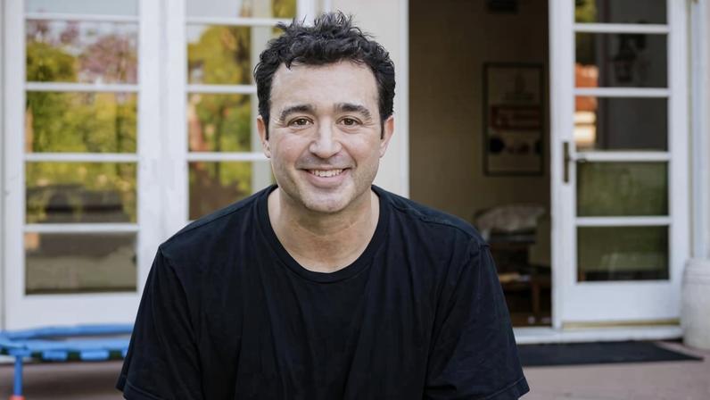 Adam Chase, produtor e roteirista de 'Friends' e 'Mom'