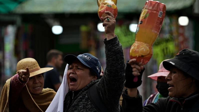 Mulheres protestam em La Paz pelo fim dos bloqueios contra o governo de Rodrigo Paz, na Bolívia