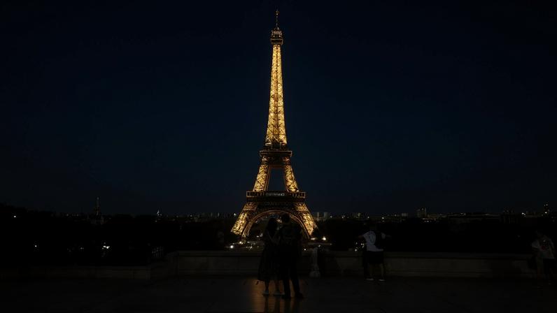 Um casal divide um guarda-chuva em Paris, França - Tom Nicholson / Reuters