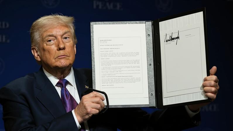 Trump segura documento em reunião inaugural do Conselho da Paz, em Washington