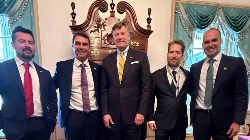 O apresentador Paulo Figueiredo, o senador Flávio Bolsonaro, o vice-secretário de Estado americano, Christopher Landau, o assessor de Trump Darren Beattie e o ex-deputado Eduardo Bolsonaro