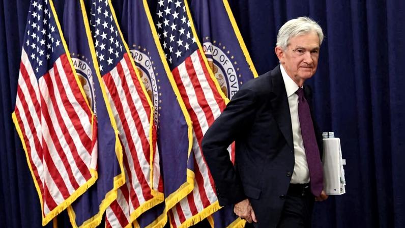 Jerome Powell deixa sala de entrevistas após última reunião do Fed sob o seu comando