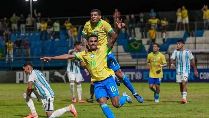Eduardo Conceição (10) comemora gol contra a Argentina no Sul-Americano sub-17