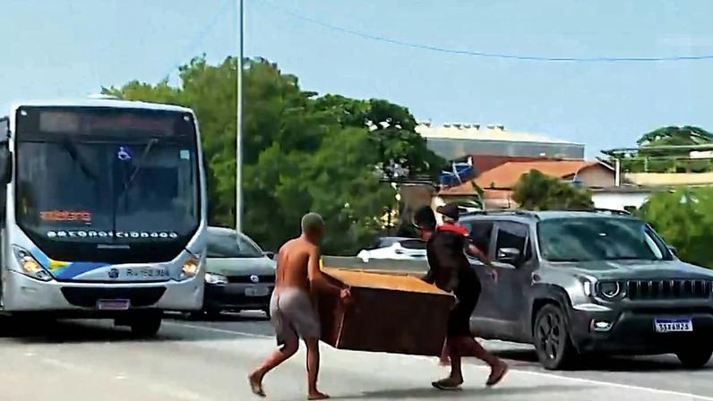 Moradores tentam bloquear BR-101 (Rio-Campos), na altura do Jardim Catarina, em São Gonçalo, durante um protesto pela morte de dois homens