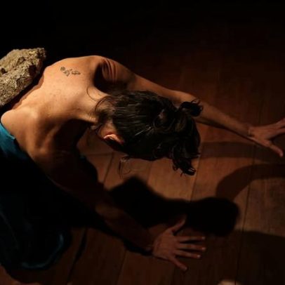 Bailarina usa o corpo como estrutura para enfrentar o peso do cotidiano