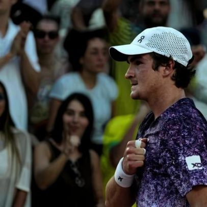 Fonseca vira sobre Prizmic após perder dois sets e avança em Roland Garros