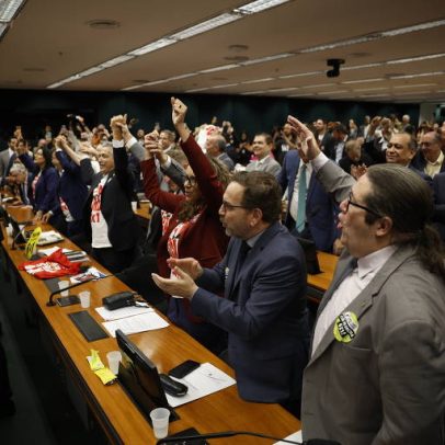 Deputados da comissão especial aprovam fim da escala 6x1