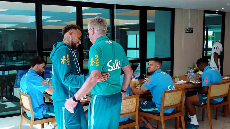O atacante Neymar cumprimenta o técnico Carlo Ancelotti em sua chegada ao centro de treinamento da CBF, na Granja Comary, em Teresópolis