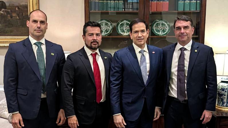 Da esquerda para direita: O ex-deputado Eduardo Bolsonaro, o empresário Paulo Figueiredo, o secretário de Estado dos EUA, Marco Rubio, e o senador Flávio Bolsonaro