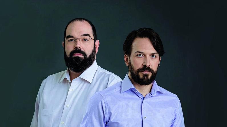Os escritores e cientistas da computação Eliezer Yudkowsky (à esq.) e Nate Soares