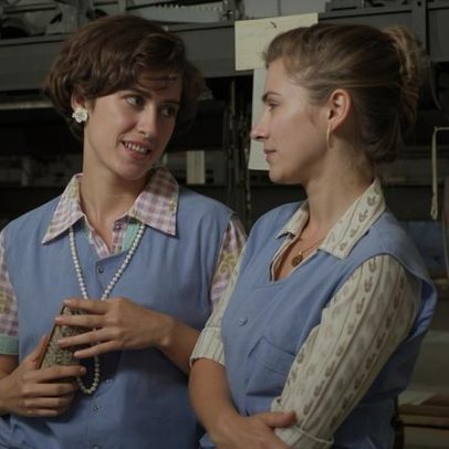 Comédia Beijo 2348/72, com Fernanda Torres, continua em cartaz