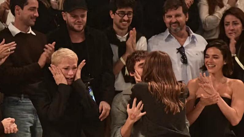 Xuxa, João Lucas e Bruna Marquezine choram em desfile de Sasha