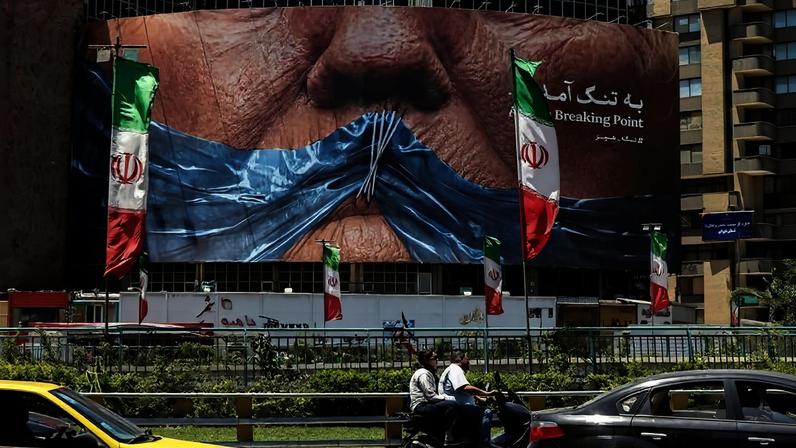 Outdoor com crítica a Trump, em Teerã