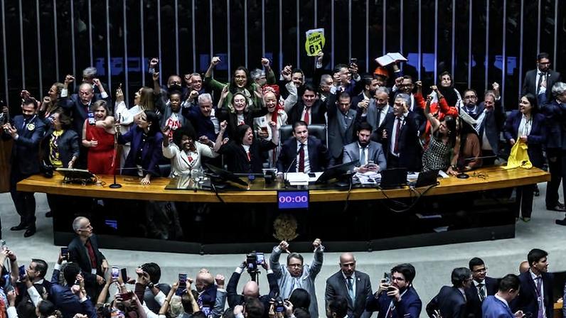 Parlamentares comemoram aprovação do fim da escala 6x1 na Câmara