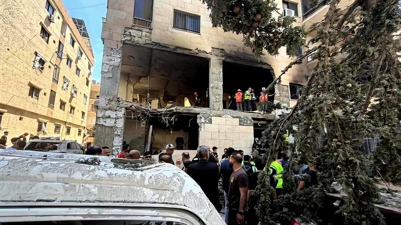 Prédio destruído por ataque de Israel na região de Choueifat, em Beirute, no Líbano