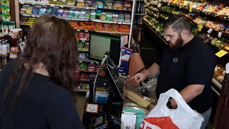 Cliente paga compras em mercado nos EUA