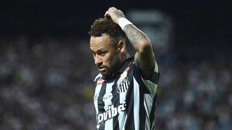 Neymar durante partida do Santos no Paraguai; jogador tem lesão detectada pela CBF