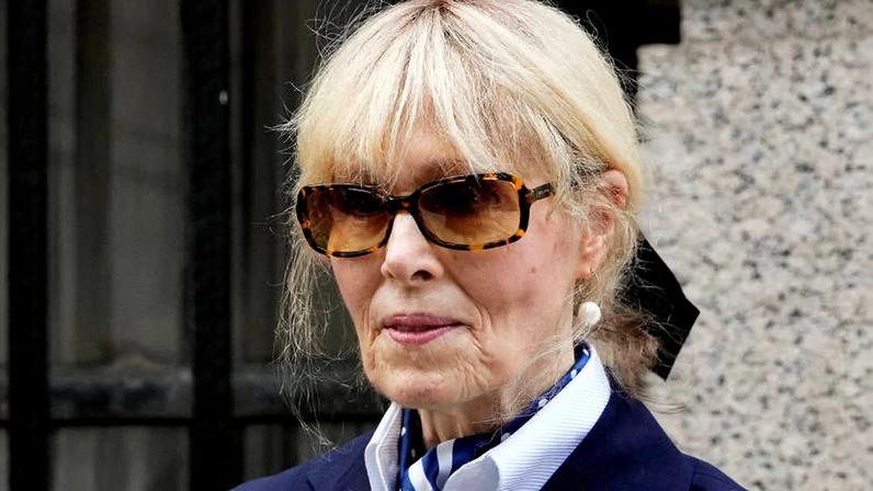 A escritora E. Jean Carroll deixa o Tribunal de Apelações do 2º Circuito, em Nova York