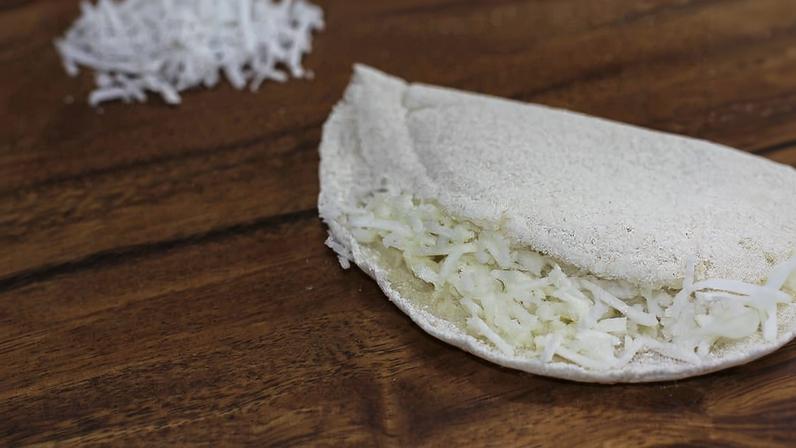 Tapioca doce recheada com coco ralado e leite condesado