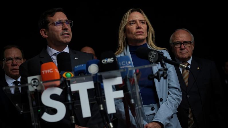 Governadora do Distrito Federal, Celina Leão, e representante da AGU (Advocacia-Geral da União), Flavio Roman, em pronunciamento após reunião no STF (Supremo Tribunal Federal)
