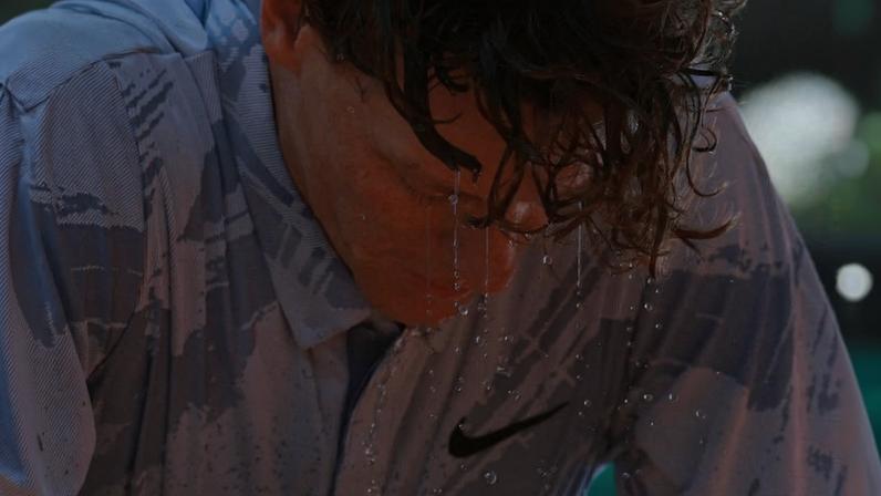 Jannik Sinner molha a cabeça durante intervalo da partida contra Juan Manuel Cerúndolo, em Rolando Garros; sob um calor de 33°C, o italiano, primeiro do mundo, foi eliminado do torneio na segunda rodada