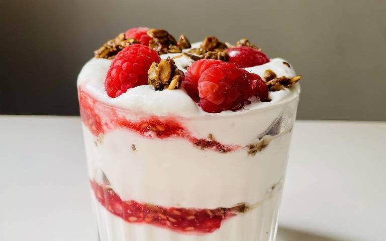 Cranachan, sobremesa de origem escocesa com creme de leite e framboesas