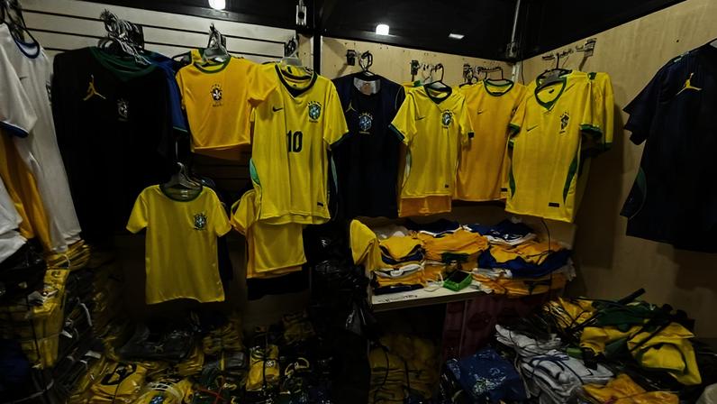 Camisas de seleções estão entre as apreensões; grande parte delas imita a do Brasil