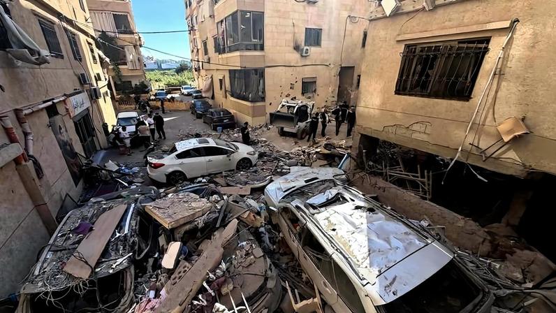 Socorristas e moradores de Beirute examinam local de bombardeio israelense na capital do Líbano