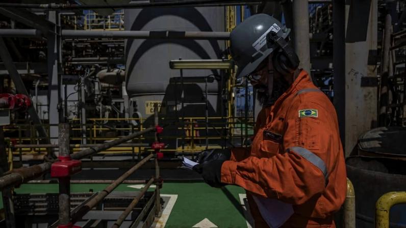 Funcionário em plataforma de extração de petróleo da Petrobras, no Espírito Santo