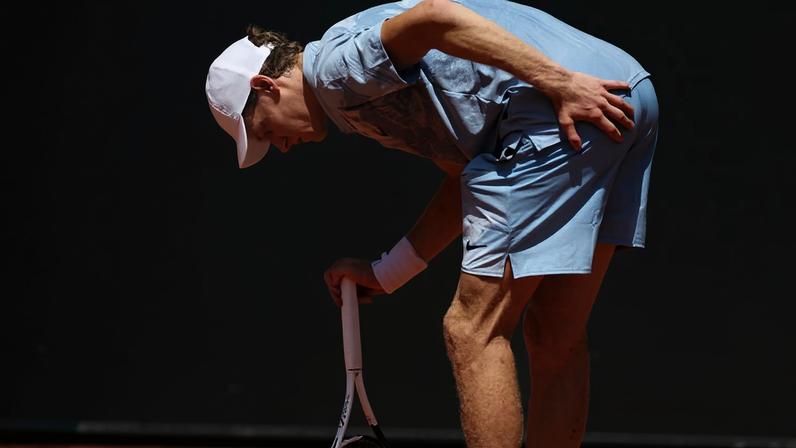 Jannik Sinner durante partida contra o argentino Juan Manuel Cerundolo, em Roland Garros