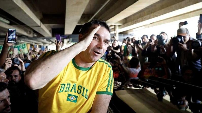 Flávio Bolsonaro no Aeroporto de Brasília nesta quinta (28), após a viagem aos Estados Unidos em que foi recebido por Trump