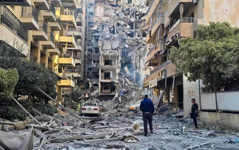Prédio destruído por ataque aéreo de Israel na cidade de Tiro, no sul do Líbano