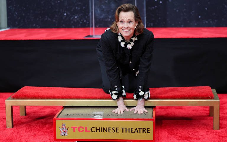 A atriz Sigourney Weaver deixa suas impressões digitais no cimento durante uma cerimônia no pátio do TCL Chinese Theatre em Los Angeles (EUA), em maio deste ano