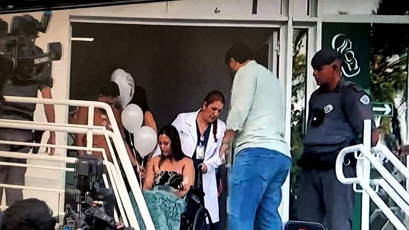 Bruna Damaris Sant'Anna da Silva deixa o hospital após dois dias internada; ela foi resgatada depois de 40 horas à deriva no mar de Ilhabela