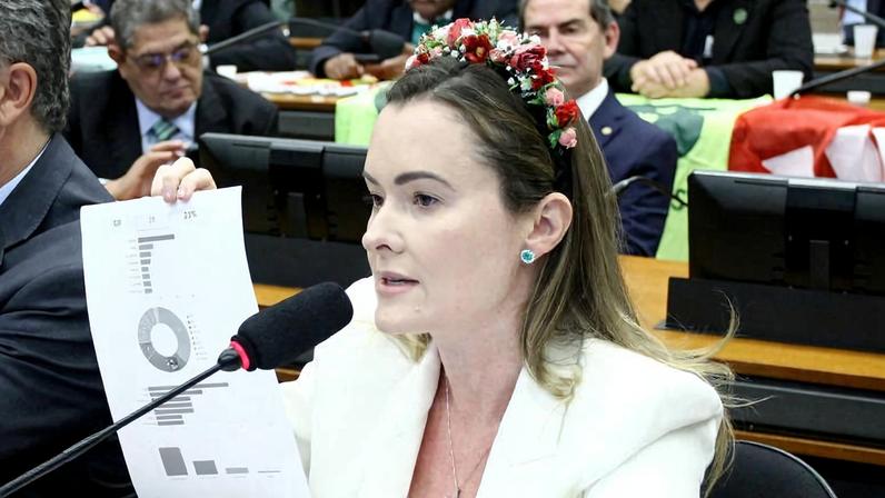 Deputada Julia Zanatta (PL-SC) discursa na Comissão Especial que debateu o projeto do fim da escala 6x1 na Câmara dos Deputados