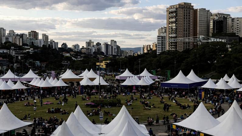 Feira do Livro, realizada em 2025 na Praça Charles Miller, bairro do Pacaembu.