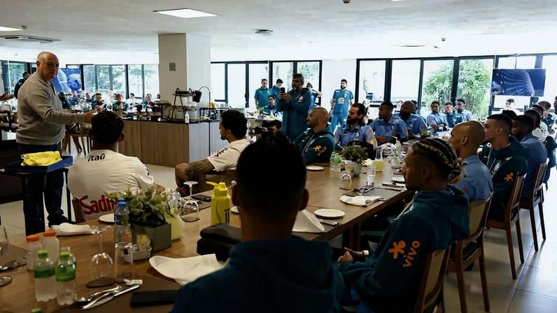 Felipão conversa com elenco da seleção brasileira na Granja Comary