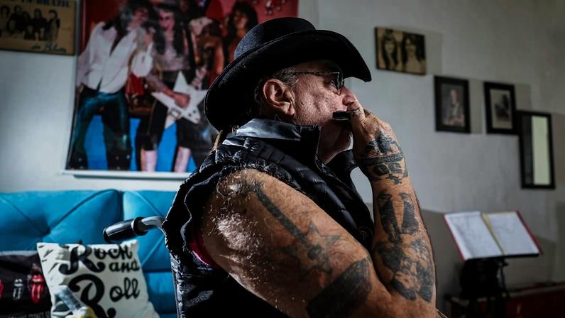 O músico Oswaldo Vecchione, 78, líder da banda de rock Made in Brazil, com a tatuagem do baixo no seu braço direito, a primeira que ele fez quando tinha 60 anos