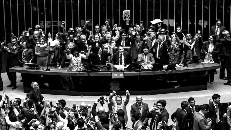 Deputados comemoram a aprovação da PEC que elimina a escala 6x1 de trabalho, em Brasília (DF)