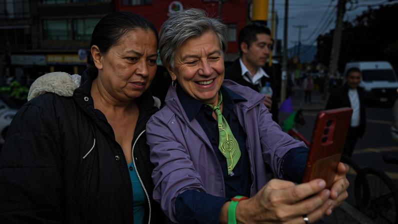 Claudia López (dir.), candidata à Presidência da Colômbia, tira fotos com apoiadores em Bogotá, em março