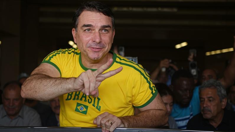 O senador Flávio Bolsonaro chega ao aeroporto de Brasília após viagem aos EUA
