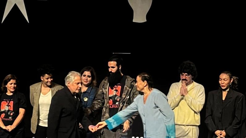 Lilia Cabral recebe Roberto de Carvalho após apresentação de 'Balada da Louca'