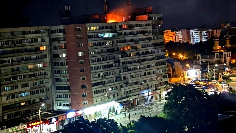 Incêndio no prédio atingido por um drone russo em Galati, na Romênia