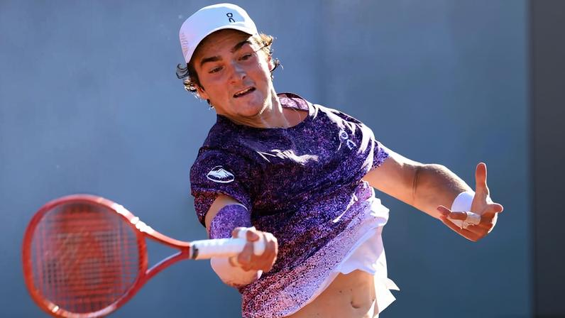 João Fonseca durante partida em Paris; brasileiro encara pela primeira vez a lenda Djokovic