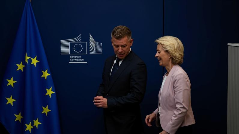 O primeiro-ministro da Hungria, Péter Magyar, e a presidente da Comissão Europeia, Ursula von der Leyen, em Bruxelas