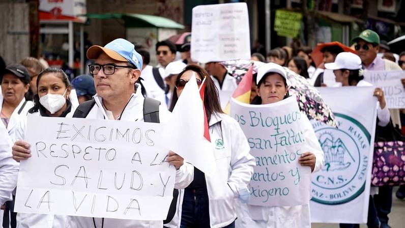 Profissionais de saúde bolivianos cobram entrada de oxigênio, medicamentos e alimentos em La Paz em meio a crise de desabastecimento