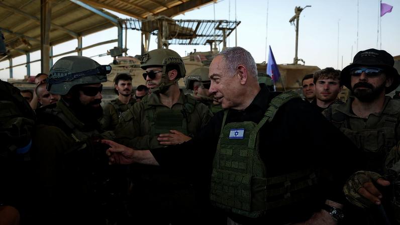 O primeiro-ministro israelense, Binyamin Netanyahu, faz visita à soldados em Rafah, no sul da Faixa de Gaza