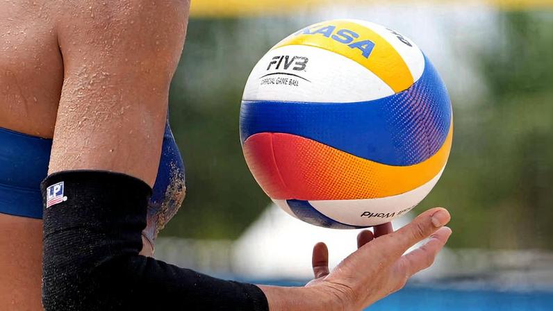 Jogadora de vôlei de praia Worapeerachayakorn Kongphopsarutawadee, da Tailândia, se prepara para sacar durante duelo contra japonesas Ren e Non Matsumoto na província de Hainan, na China