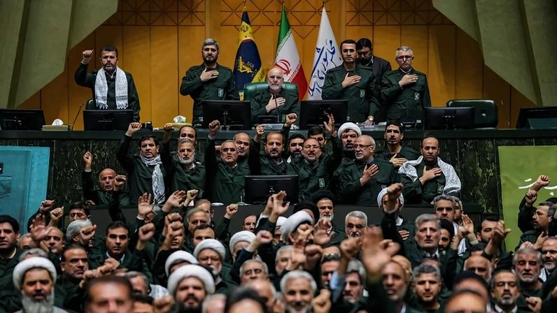 Membros do Parlamento iraniano em sessão em Teerã